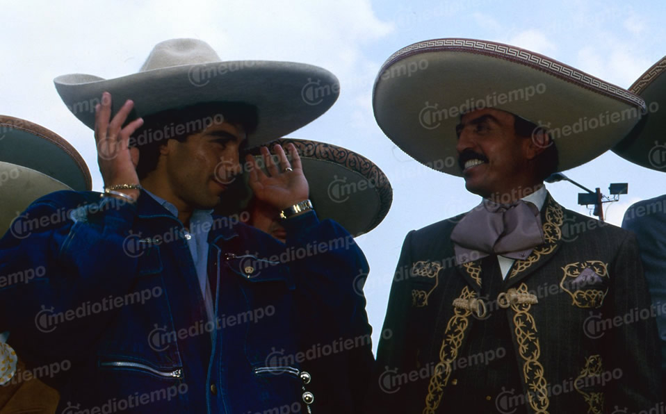 ¡No cantaba nada mal las rancheras! Aunque era mil veces mejor como goleador.