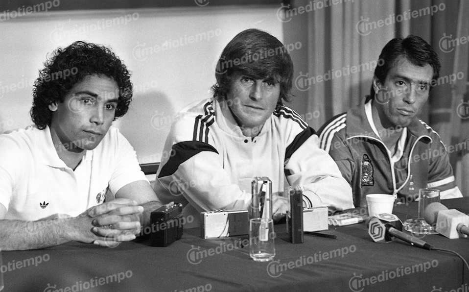 El Penta junto a Bora Milutinovic y Tomás Boy en una conferencia del Tri.