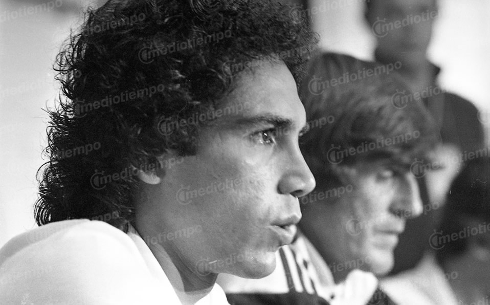 En primer plano está Hugo y al fondo Bora Milutinovic, DT de México en el Mundial 1986.