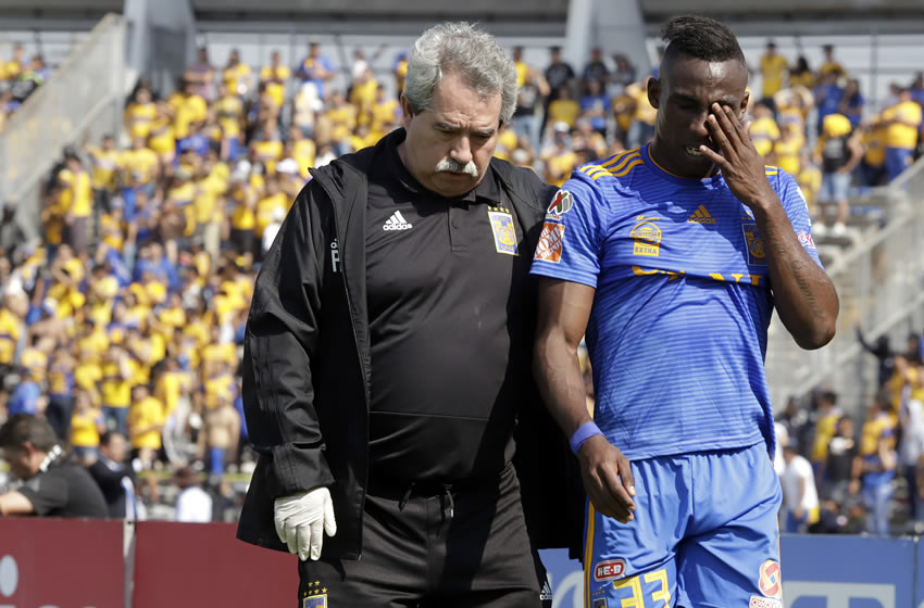 Julián Quiñones se pierde todo el torneo por la operación en la rodilla. Imago7