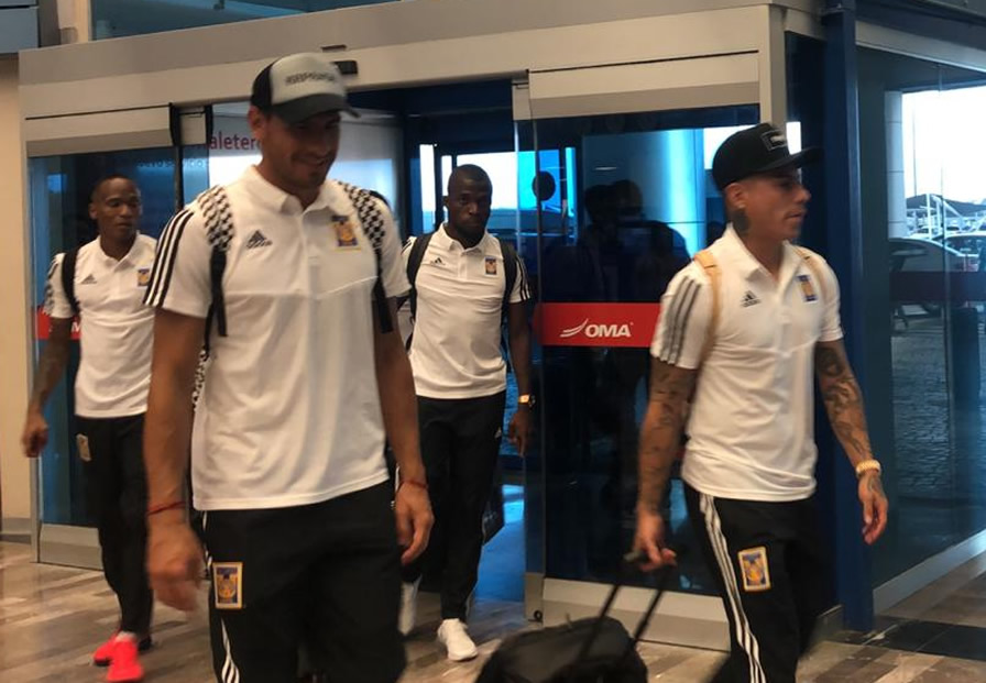 Nahuel Guzmán y Edu Vargas, jugadores de Tigres. (Foto: Jorge Rosales)
