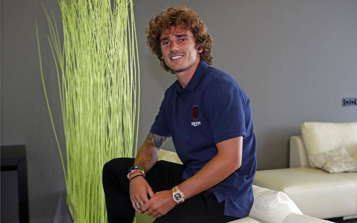 Antoine Griezmann ya posa con la camiseta del Barcelona.