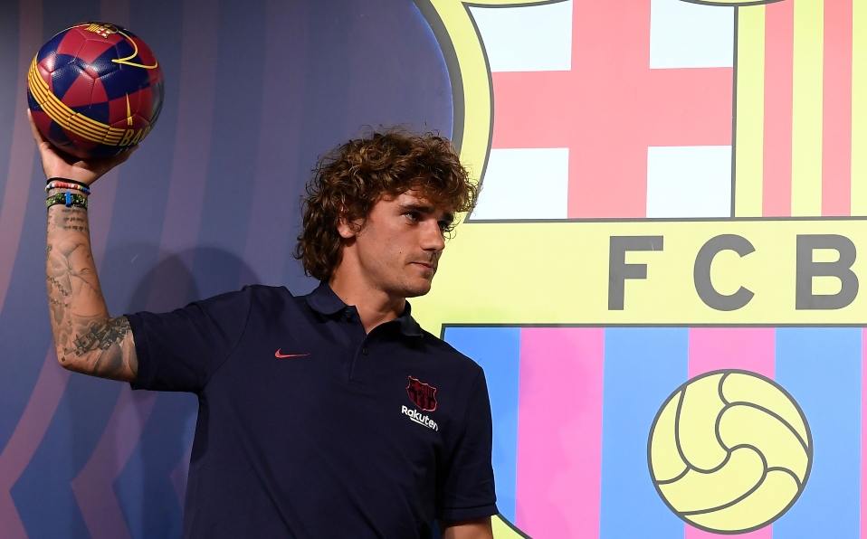 Antoine Griezmann lanzando el balón.