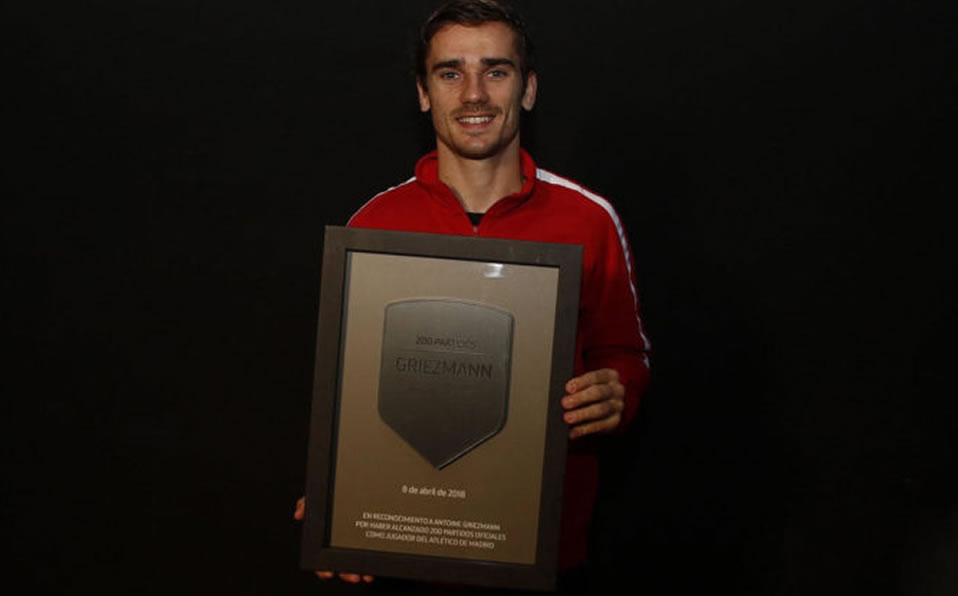 Griezmann recibe la placa conmemorativa de los 200 partidos. (especial)