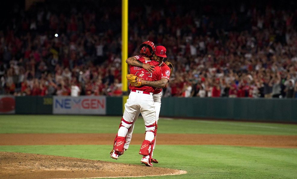 El lanzador Felix Peña y el receptor Dustin Garneau festejando el No-No.