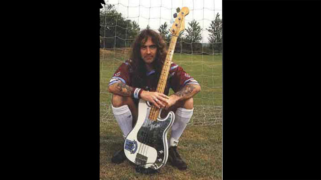 Steve Harris, bajista de Iron Maiden, alienta al West Ham.