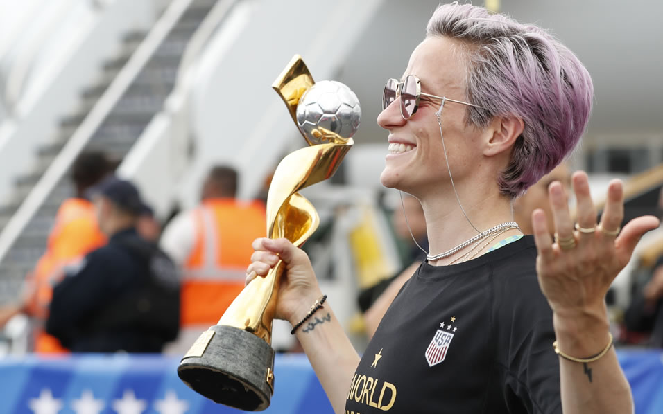 La futbolista causó revuelo en redes sociales durante los 2019 Espy Awards. (Foto: AP)