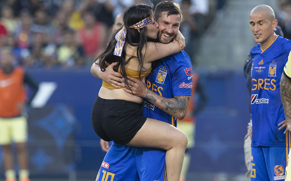 La espontanea corrió a abrazar a Gignac. (Mexsport)