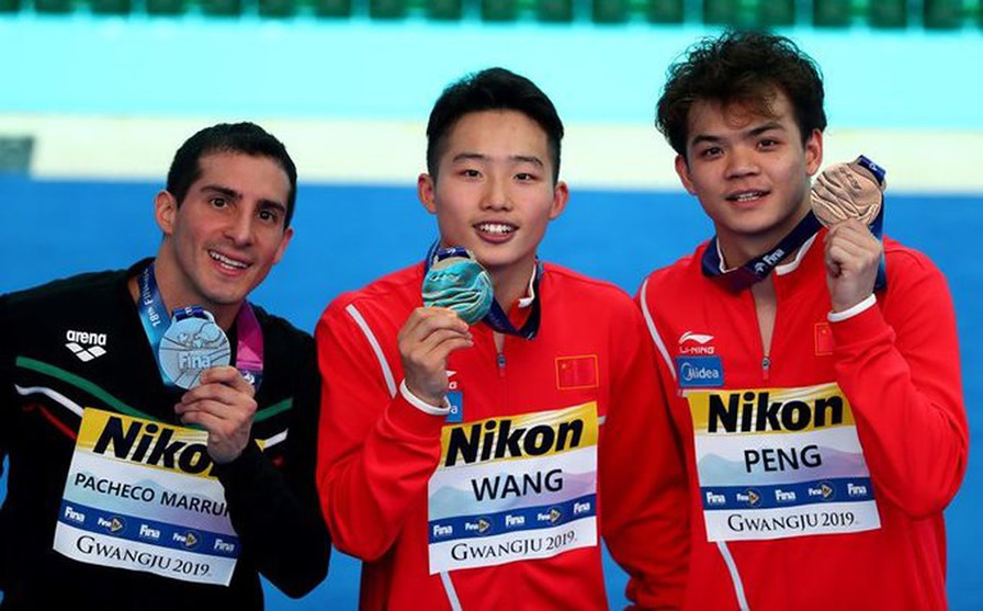 Pacheco, junto a los chinos Zongyuan Wang y Jianfeng Peng. (Foto: @Rommel_Pacheco)