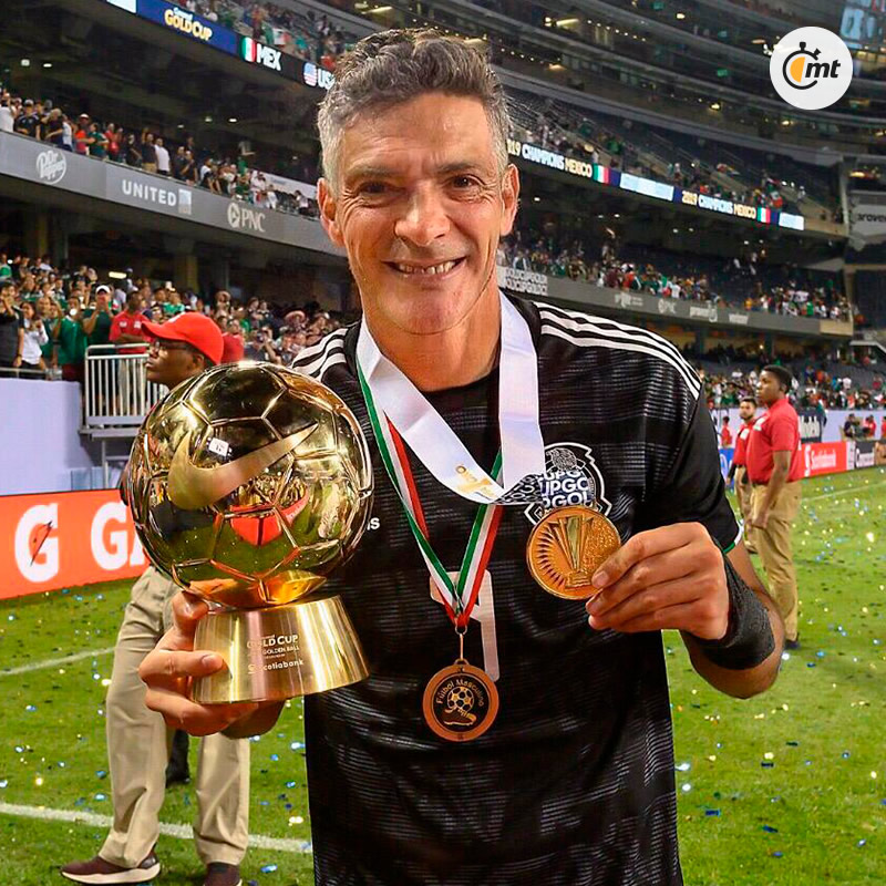 Raúl Jiménez "tirando polilla" en la cancha.