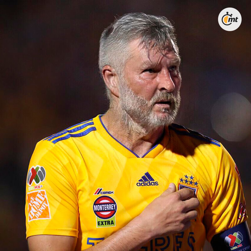 ¡Tiembla Santa Claus! Ahí viene Gignac para robarte el trineo.