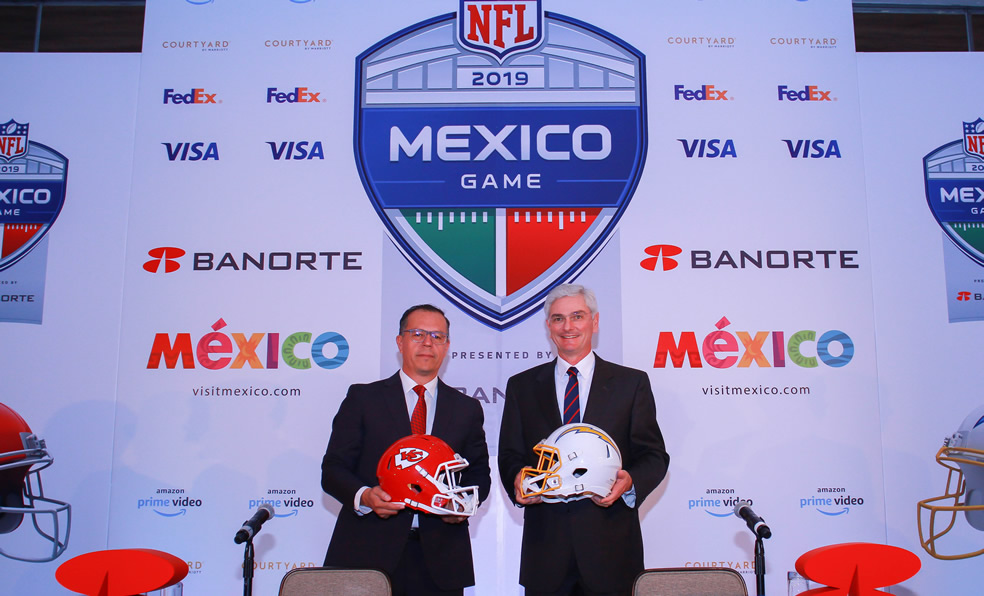 Arturo Olivé, director general de NFL México (der.). (Foto: Imago7)