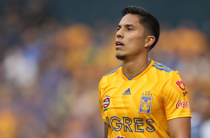 Carlos Salcedo, intentó expresar su descontento. Imago7