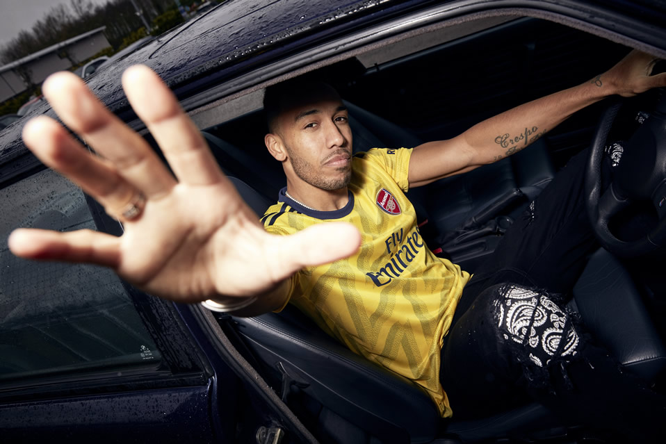La segunda equipación del Arsenal en tonalidad amarilla.