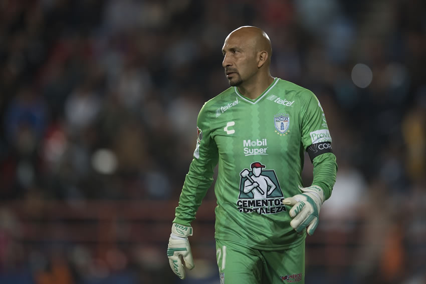 Óscar "Conejo" Pérez: El portero de 46 años no entró en planes del Pachuca, que le ofreció un proyecto como entrenador de porteros.