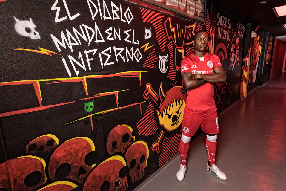 Rojo como las llamas del infierno, así el uniforme de local del Toluca.