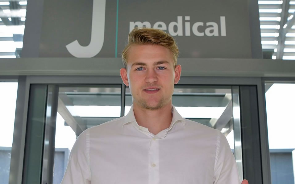 El futbolista atendió a los aficionados que lo esperaban afuera de las instalaciones del club. (Foto: @juventusfc)