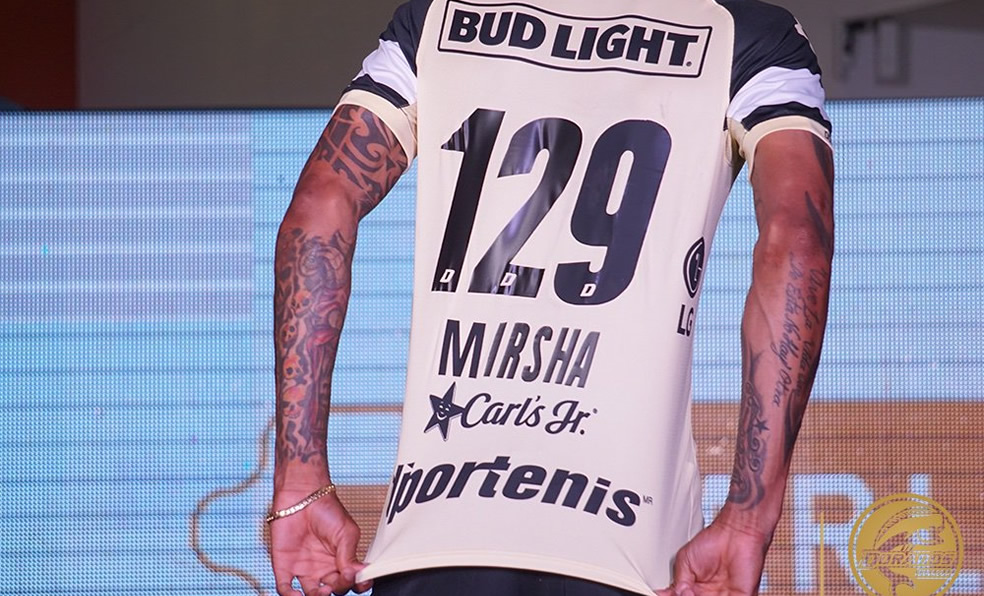 Vinicio Angulo se dio la vuelta para mostrar el número 129 que utilizaba Mirsha Francisco Herrera Gastélum. (Foto: @Dorados)