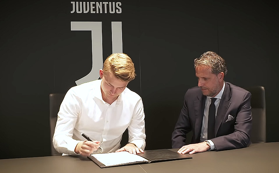 Durante la firma con el equipo italiano. (especial)