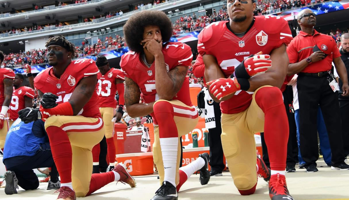 Kaepernick causó mucha controversia por arrodillarse durante el himno de Estados Unidos.