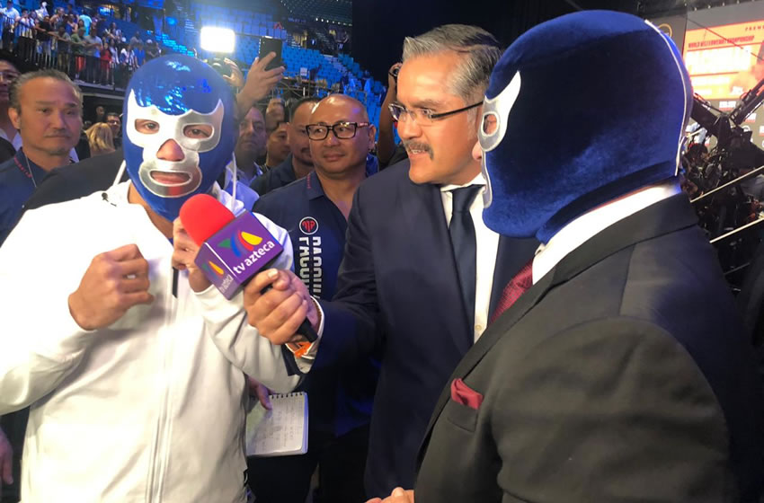 El luchador obsequió la máscara a Pacquiao.