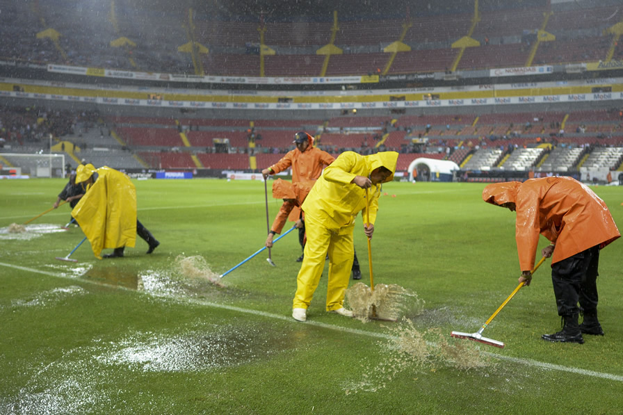 Los trabajadores del Estadio Jalisco drenan el agua. (Foto: Mexsport)