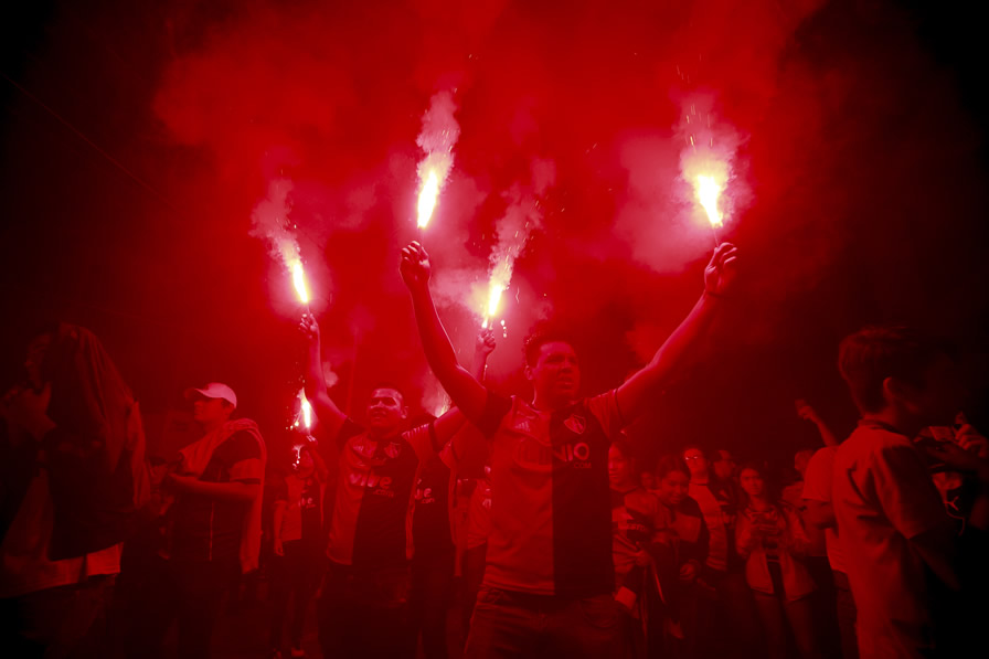Durante la espera, La Fiel aprovechó para mostrar bengalas. (Foto: Imago 7)