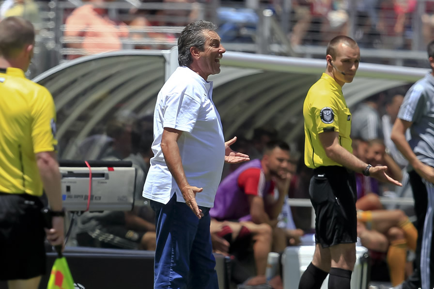Tomás Boy durante el enfrentamiento ante Benfica. (Foto: Mexsport)