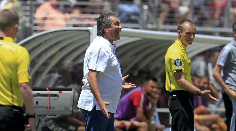 Tomás Boy durante el enfrentamiento ante Benfica. (Foto: Mexsport)