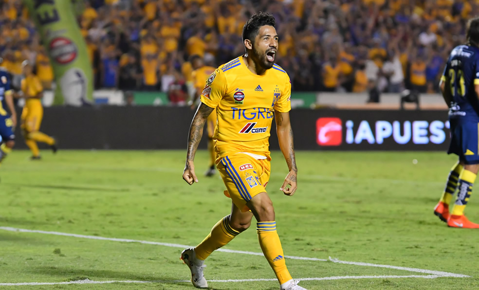 Aquino celebra uno de sus dos goles frente a Morelia. (Foto: Imago7)