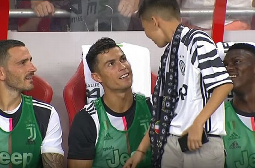 Buen gesto del astro portugués con un pequeño.