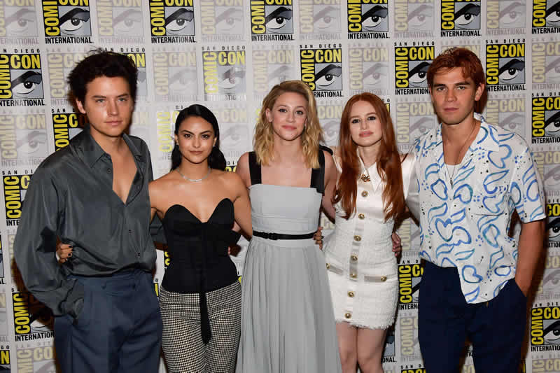 Cole Sprouse, Camila Mendes, Lili Reinhart, Lili Reinhart y KJ Apa, protagonistas de Riverdale. (Foto: EFE)