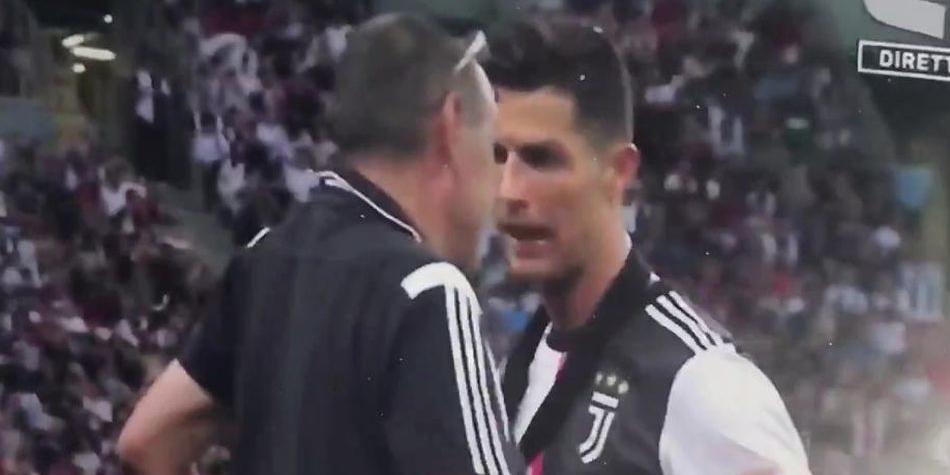 Momento en el que CR7 encara a Sarri.