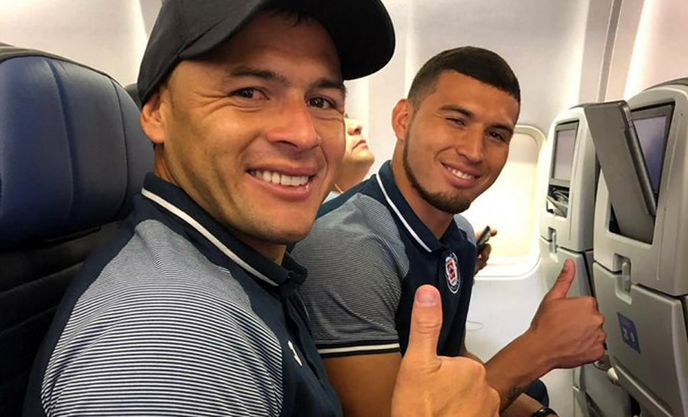 Pablo Aguilar y Juan Escobar arriba del avión que los llevó a Chicago.