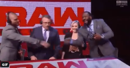 Booker  T también fue parte de la mesa de comentaristas.