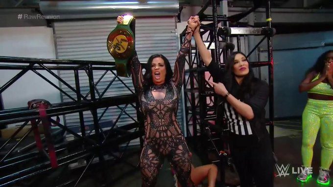 Candice Michelle le quitó el Campeonato a Kelly Kelly, Melina fue la réferi.