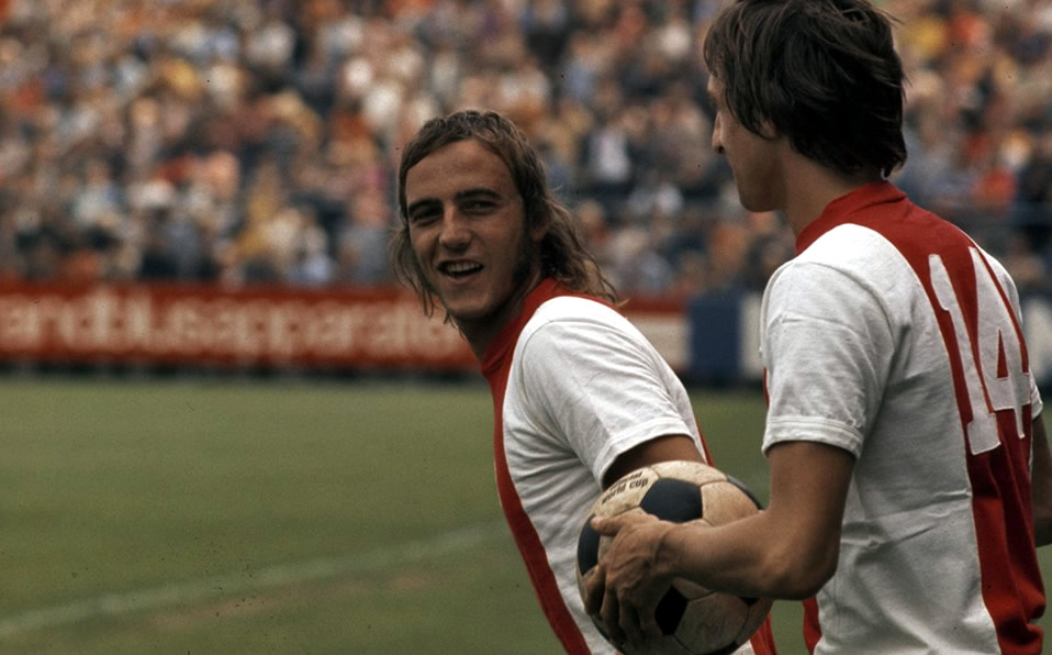 Al lado de Cruyff estuvo su tocayo, Johan Neeskens, otro genio del mediocampo del Ajax y Holanda.