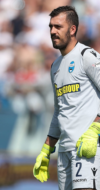 Emiliano Viviano. Italiano de 33 años comenzó su carrera con el Cesena y ha pasado por Brescia, Bologna, Inter, Palermo, Fiorentina y Arsenal con los