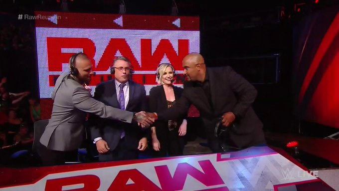 Jonathan Coachman también estuvo en la mesa de comentaristas.