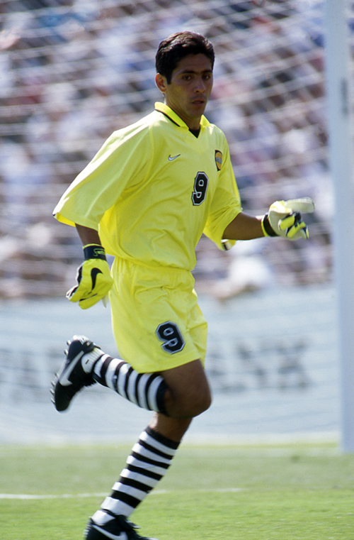 Jorge Campos. Un excéntrico guardamenta dentro y fuera de las canchas. Además de sus coloridas playeras, el guerrerense usó el 9 con Pumas y Cruz Azul