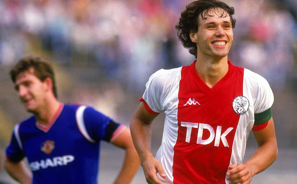 El 'Killer' que reventó Europa con el AC Milan de Arrigo Sacchi, pero nació en el Ajax: Marco van Basten.