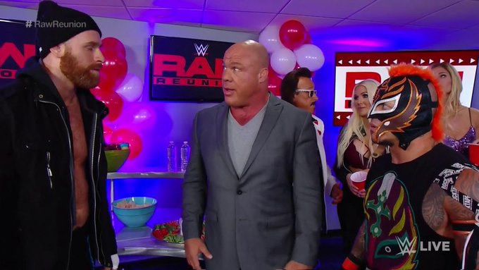 Kurt Angle apareció para mediar entre Sami Zayn y Rey Mysterio.