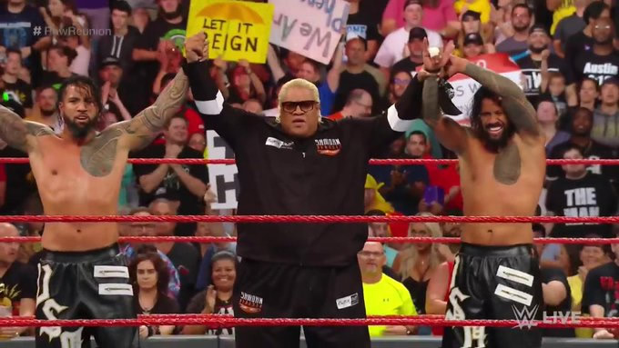 Rikishi acompañó a The Usos durante su combate. (Foto: WWE)