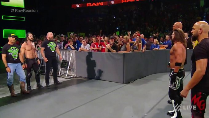 Shawn Michales y Triple H como parte de DX apoyaron a Seth Rollins.