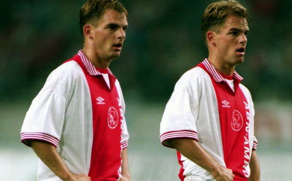 No están viendo doble, son los gemelos Frank y Ronald de Boer, que -como casi todos en el Ajax- después brillaron en Barcelona.