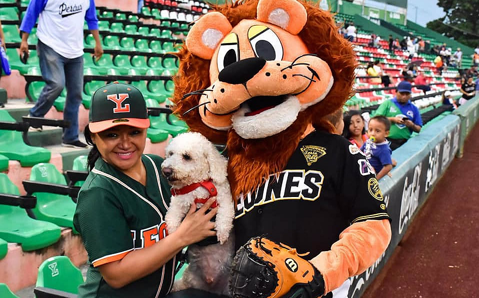 La mascota de los Leones con la mascota de una aficionada