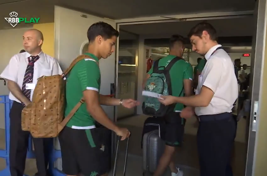 Lainez, al abordar el avión que lo trae a México junto al Betis.