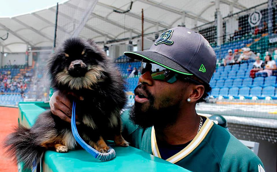 Las mascotas también visitaron a los jugadores de los Bravos de León