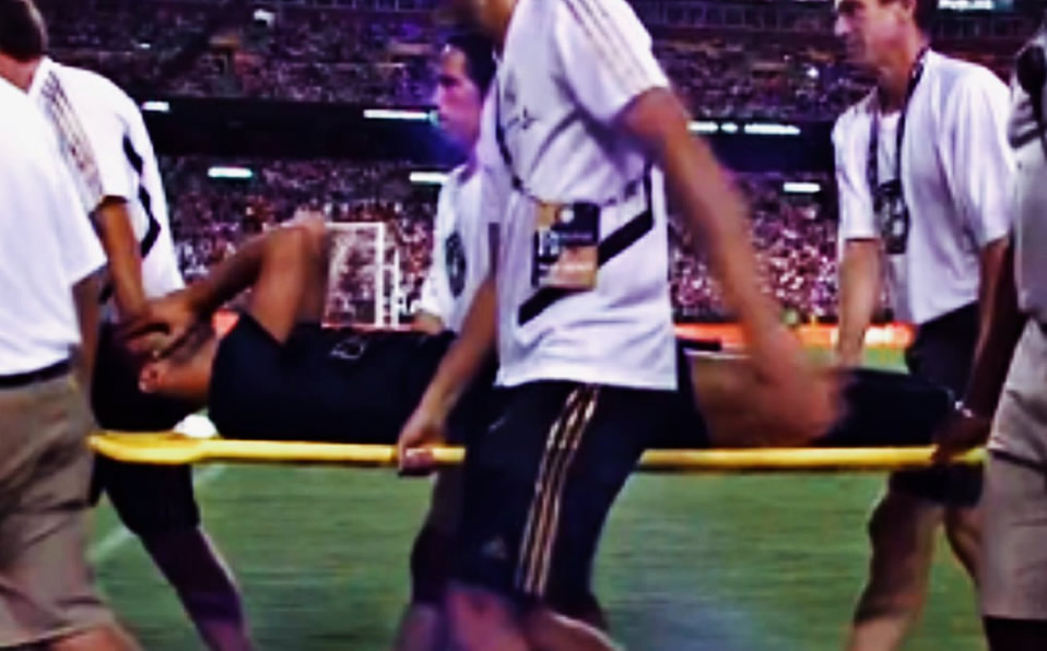 Marco Asensio fue sacado en camilla a la espera de un diagnóstico del Real Madrid.