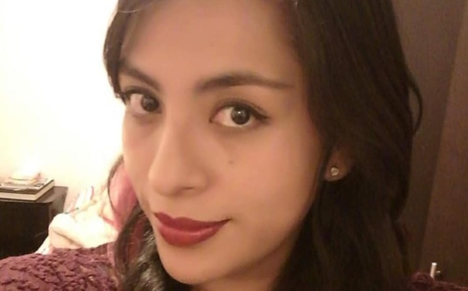 Mujer se avienta de taxi y evita secuestro.